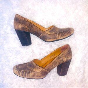 Born Crown Distressed Brown Leather Pumps